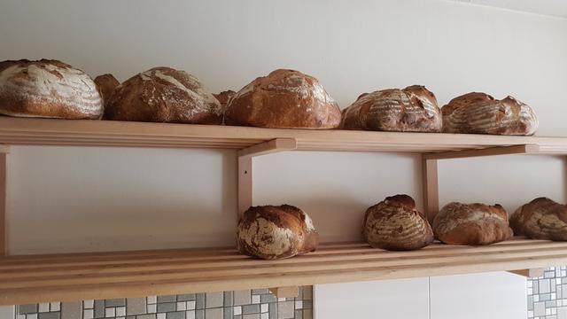 das Brot wird in der eigenen Bäckerei gebacken