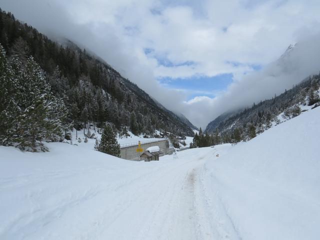 Blick auf Pradatsch mit dem Stauwehr