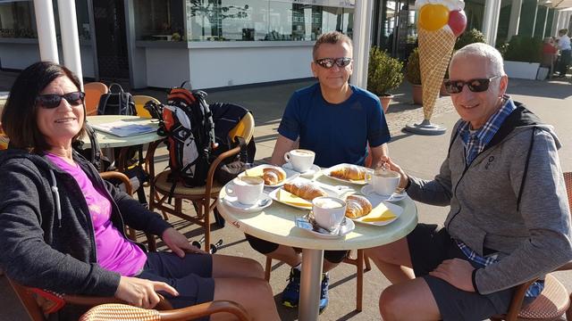 vorher geniessen wir mit unseren Freunden Ewi und Andy einen Kaffee mit Croissant