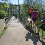 über eine Hängebrücke überqueren wir den Fluss Argen