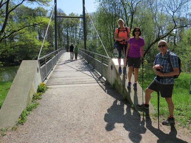 über eine Hängebrücke überqueren wir den Fluss Argen