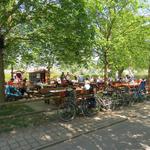 der Biergarten Dorfkrug in Tunau ist gut besucht