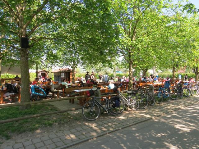 der Biergarten Dorfkrug in Tunau ist gut besucht