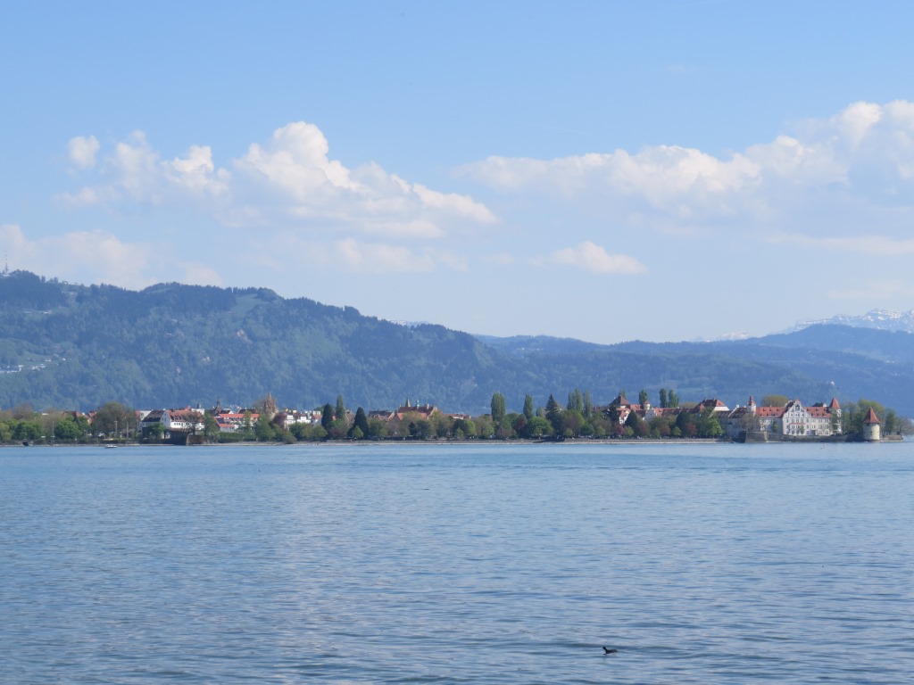 vor uns taucht die Insel von Lindau auf