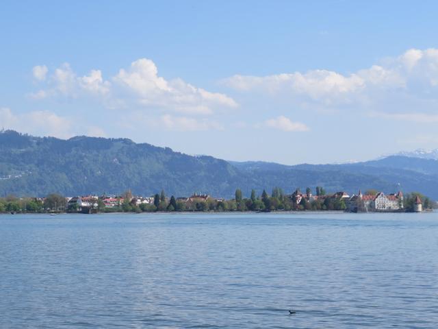 vor uns taucht die Insel von Lindau auf