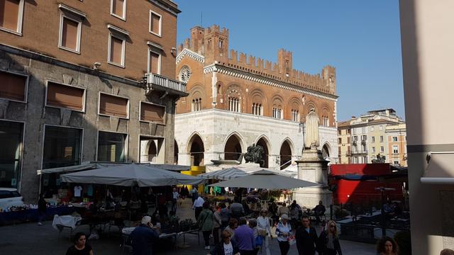 in Piacenza bei der Piazza dei Cavalli haben wir letztes Jahr aufgehört