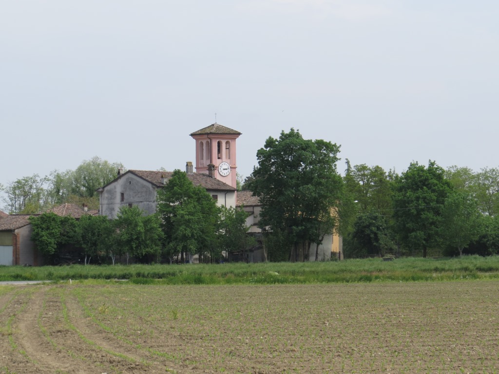 schon von weitem ist die Kirche von Chero zu erkennen