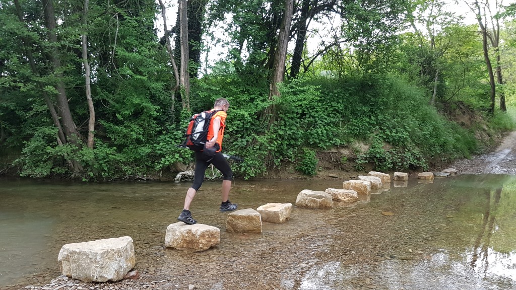 ich springe mit Tempo von einem Stein zum anderen