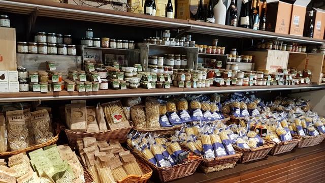 in der Hostaria delle Terre Verdiane kann man auch die köstlichen Produkte der Region kaufen