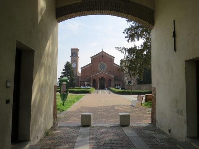 vor uns taucht der Zisterzienser-Kloster Chiaravalle della Colomba auf
