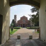 vor uns taucht der Zisterzienser-Kloster Chiaravalle della Colomba auf