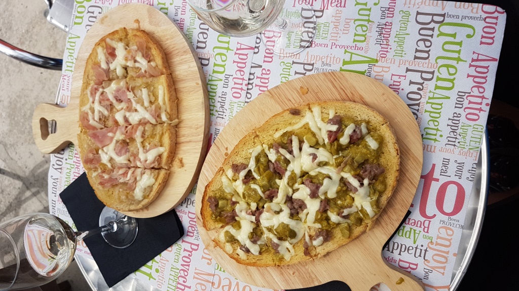 das Mittagessen schmeckte hervorragend