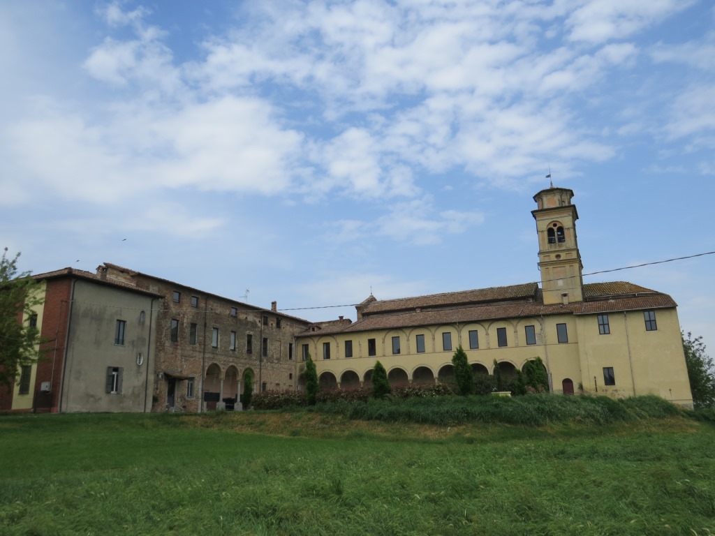 mit Blick auf die Abbazia di Castione Marchesi verlassen wir das kleine Dorf...