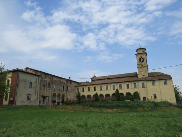 mit Blick auf die Abbazia di Castione Marchesi verlassen wir das kleine Dorf...