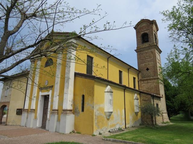 vorbei an der schönen Kirche von Bastelli...