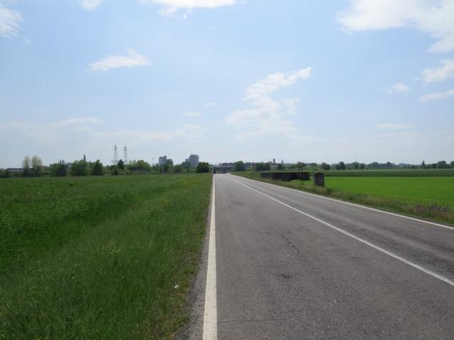 zum Glück fast ohne Verkehr, geht es schnurgerade hinein nach Fidenza