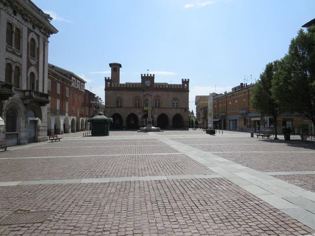 auf der Piazza Garibaldi mit dem Obelisken