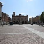 auf der Piazza Garibaldi mit dem Obelisken