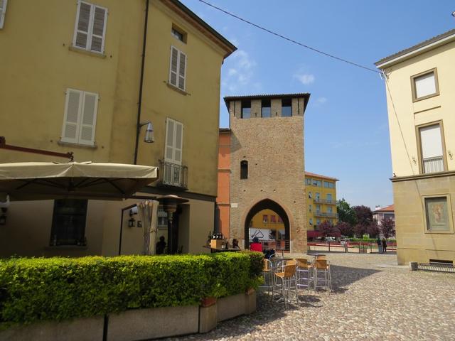 vorbei an der alten Stadtmauer und Wehrturm...