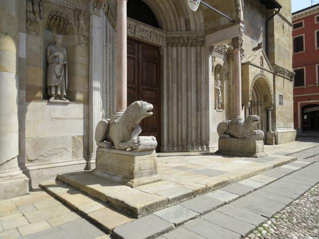 beachtenswert sind die vielen plastischen Reliefs und Statuen am Hauptportal