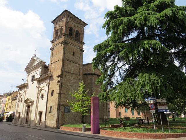 direkt daneben die Chiesa di San Michele Arcangelo erbaut 1181