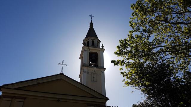 ...mit dem markanten Kirchturm