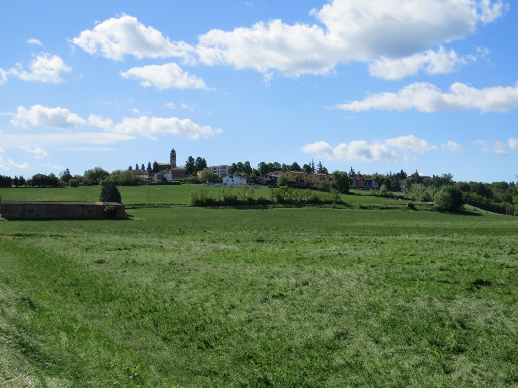 am Horizont auf einem Hügel ist Costamezzana ersichtlich