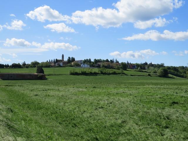 am Horizont auf einem Hügel ist Costamezzana ersichtlich