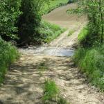 kurz nach Cella müssen wir eine Furt überqueren. Viel Wasser führt dieser Bach zum Glück nicht