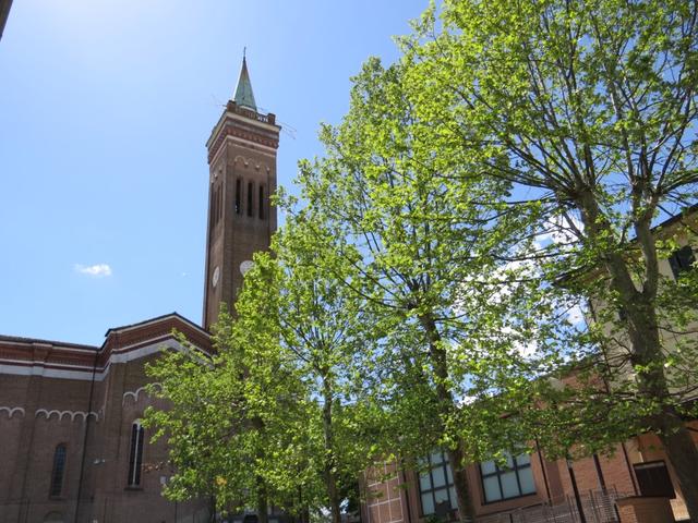 bei der Kirche im Dorfzentrum von Medesano biegen wir rechts ab