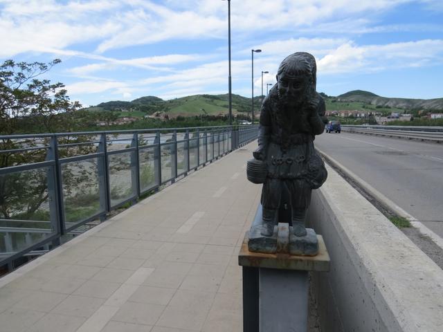 die kleine Pilgerfigur am Ende der Tarobrücke, heisst uns in Fornovo di Taro herzlich willkommen