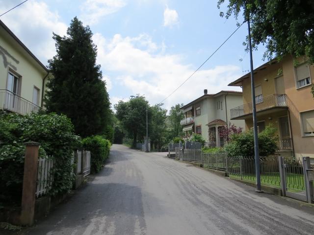 wir durchqueren ein Villenviertel von Fornovo