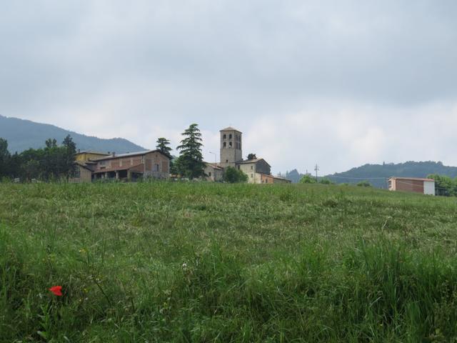 über die grünen Wiesen erspähen wir die Kirche von Bardone