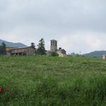 über die grünen Wiesen erspähen wir die Kirche von Bardone