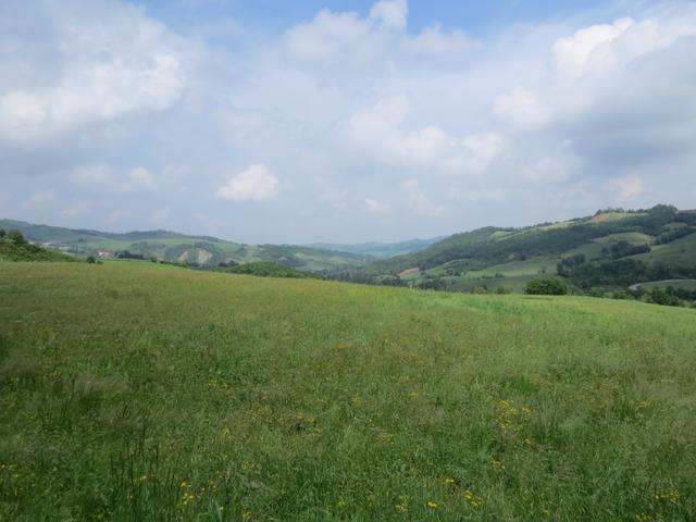 je höher wir aufsteigen je schöner wird die Aussicht über die hügelige Landschaft