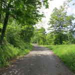 am Dorfende, sehr wichtig! nicht rechts auf die Asphaltstrasse abbiegen...