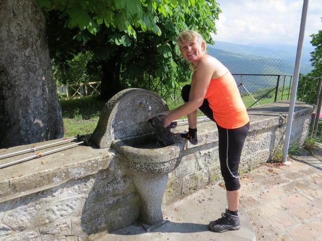 beim Brunnen direkt vor der Kirche, waschen wir unsere Wanderschuhen