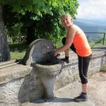 beim Brunnen direkt vor der Kirche, waschen wir unsere Wanderschuhen