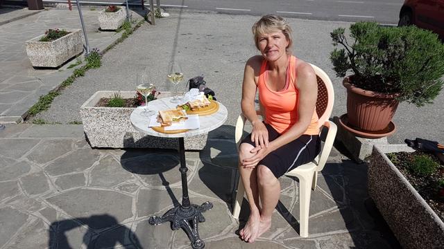 bei der Dorfbar, wo wir das Mietauto am Morgen parkiert hatten, geniessen wir einen kleinen Spuntino