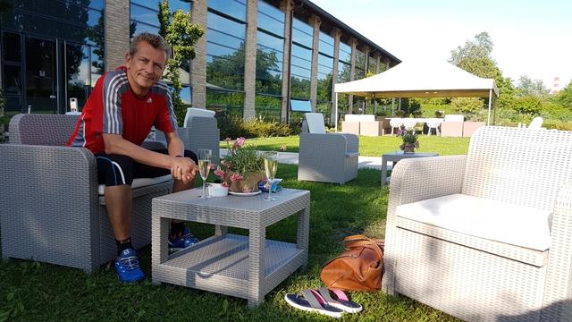 auf der schönen Gartenanlage des Hotels geniessen wir vor dem beziehen des Hotelzimmer ein Prosecco