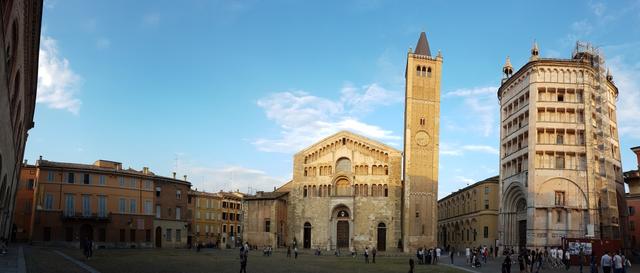 sehr schönes Breitbildfoto vom Dom von Parma mit dem Baptisterium