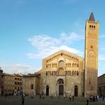 sehr schönes Breitbildfoto vom Dom von Parma mit dem Baptisterium