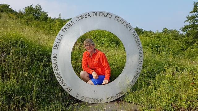 auf der Fahrt nach Cassio Zwischenhalt bei der Gedenktafel von der 1. Fahrt von Enzo Ferrari