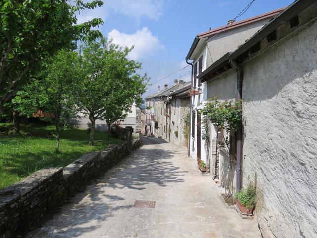 wir spazieren durch das Dorf Castellonchio hinab...