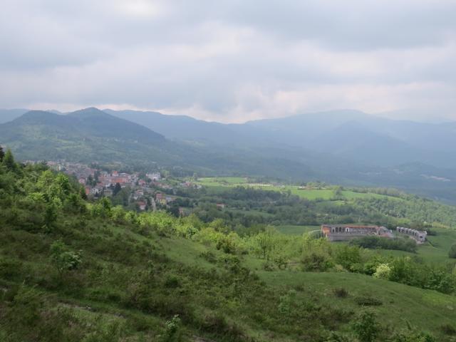 rechts von uns geniessen wir einen prächtigen Blick hinab nach Berceto