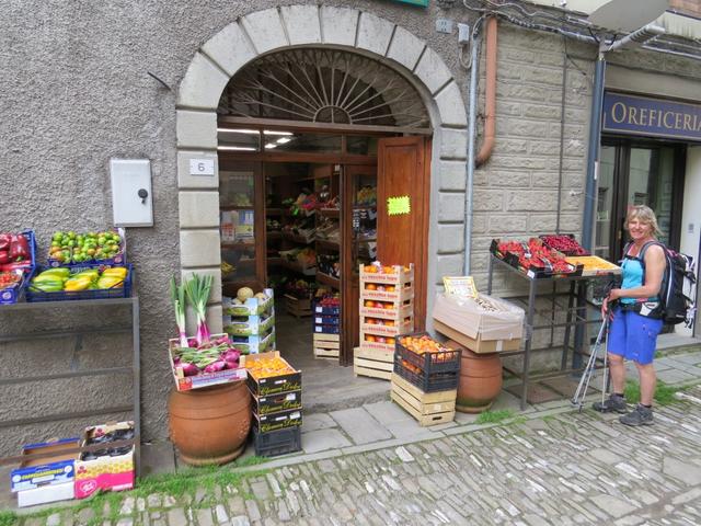 in einem kleinen Laden kaufen wir Erdbeeren