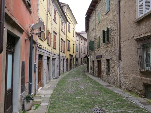 durch die gepflasterte Altstadtgasse verlassen wir danach Berceto