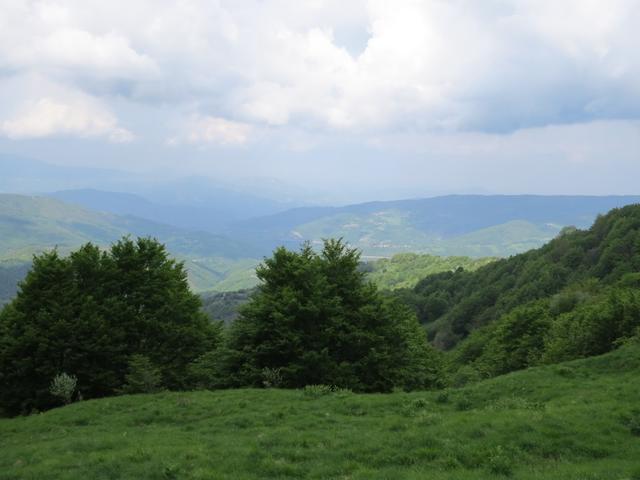 Blick hinunter ins Tal Richtung Pontremoli. Die nächste Etappe wird uns dort hinunter führen