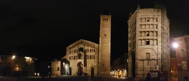 beim zurücklaufen zum Auto, laufen wir am Dom Santa Maria Assunta von Parma vorbei