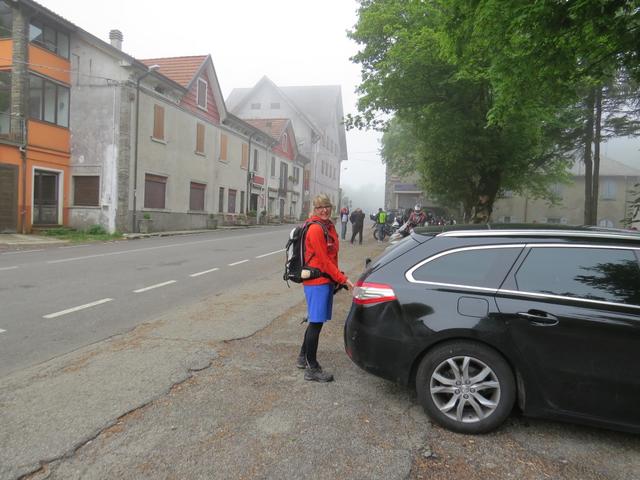 beim grossen Parkplatz auf dem Passo della Cisa, parkieren wir unser Auto